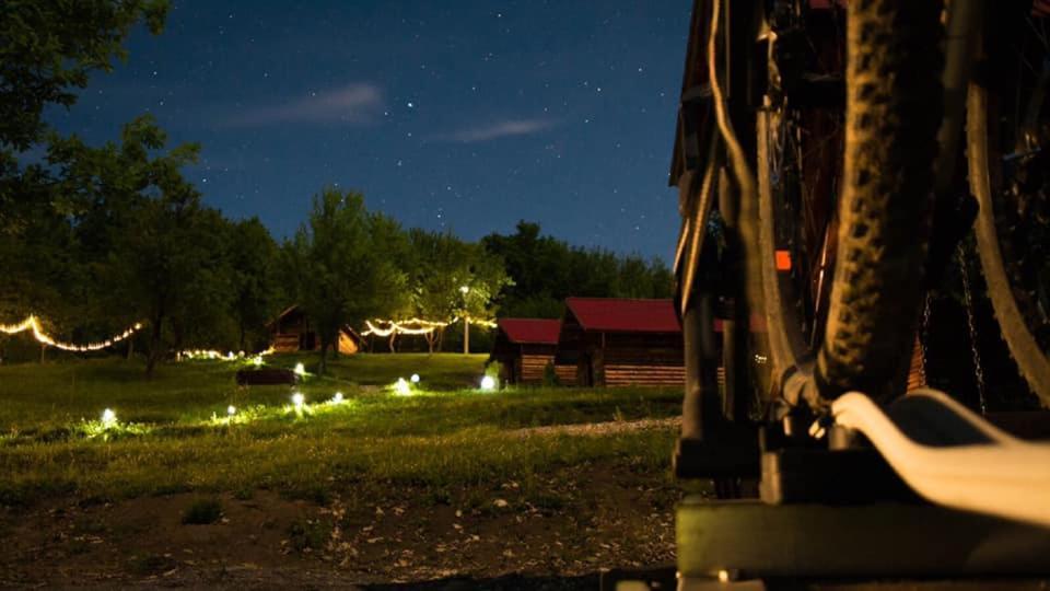 Hotel La 3 Stejari, Calimanesti Salatrucel Esterno foto