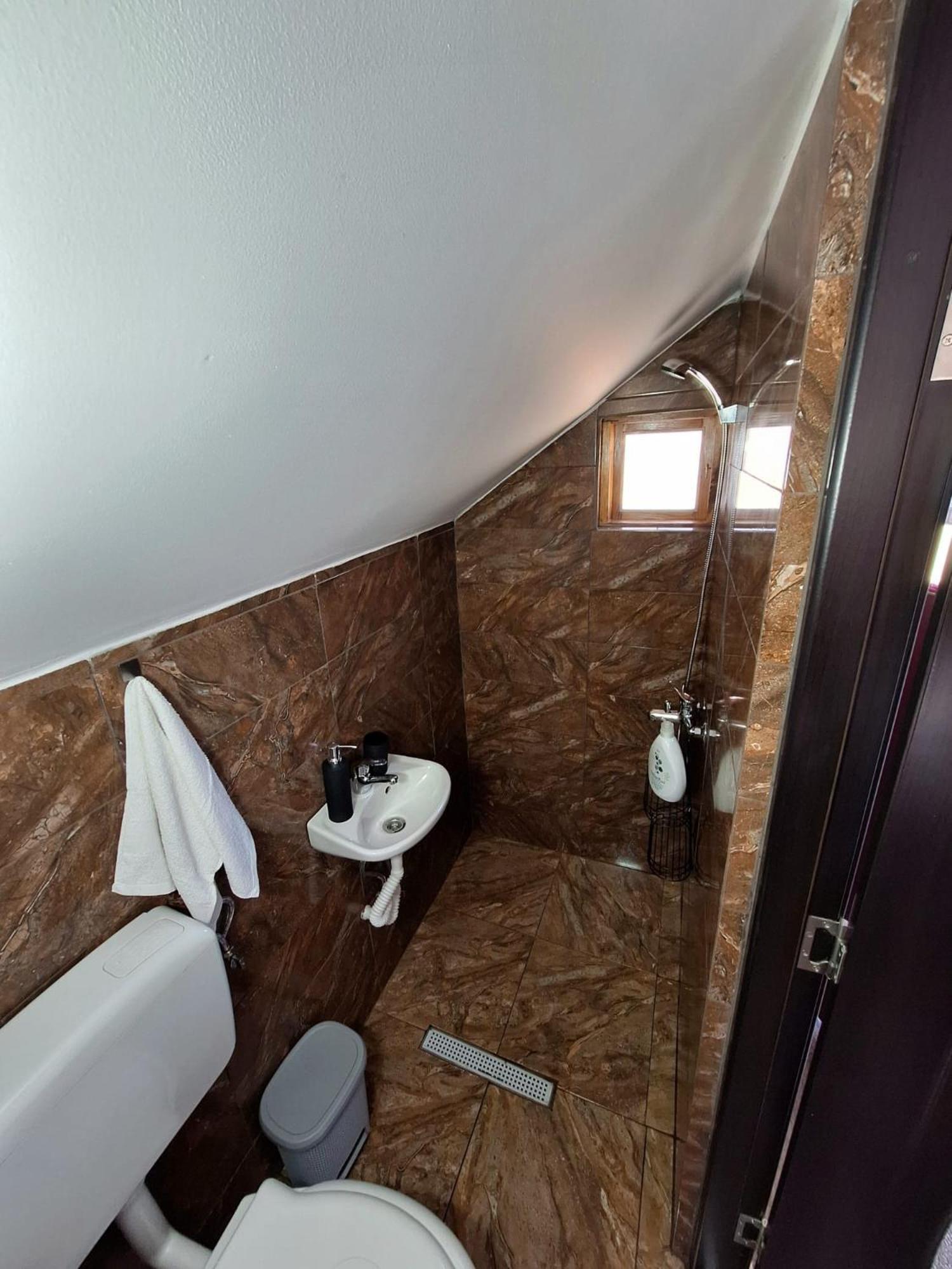 Hotel La 3 Stejari, Calimanesti Salatrucel Esterno foto